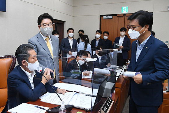 과학기술정보방송통신위원회 위원장인 정청래 더불어민주당 의원은 지난 18일 전체회의를 독단적으로 운영해 국민의힘 소속 위원들과 다퉜다. ⓒ 연합뉴스