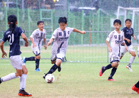 2022 화랑대기 전국 유소년축구대회에서 참가 선수들이 비가 오는 가운데서 열전을 펼치고 있다. ⓒ 경주시청