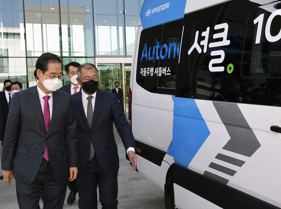 현대차·기아 기술연구소에서 한덕수 국무총리(사진 왼쪽)와 현대차그룹 정의선 회장이 현대차 자율주행차인 쏠라티 로보셔틀에 탑승하려고 하는 모습. ⓒ 현대자동차그룹