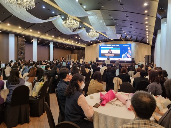지난 10월13일에는 '2022 대전 컨택센터 가족 화합 한마당' 행사가 대전 서구 오페라웨딩홀에서 3년 만에 대면 행사로 열려 컨택센터 종사자 200여명이 참석한 가운데 성황리에 마무리됐다. = 김상준 기자