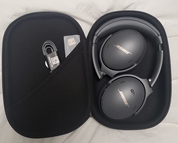 QC 45 헤드폰 '이클립스 그레이' 본체와 USB-C 케이블, 오디오 케이블이 휴대용 케이스에 담겨 있는 모습. = 박지혜 기자