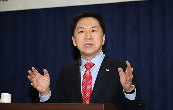 김기현 국민의힘 의원은 울산 KTX 시세차익 의혹에 대해 방어하는 모습을 보여주고 있다. ⓒ 연합뉴스