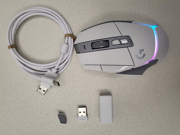 로지텍 G502 X PLUS 무선 게이밍 마우스 구성품. = 박지혜 기자