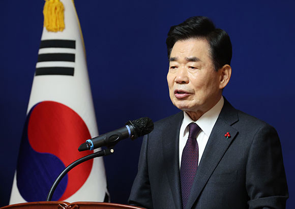 김진표 국회의장은 비례대표 의석수를 확대하는 내용의 선거법 개정안 3건을 국회 정치개혁특별위원회에 제출했다. ⓒ 연합뉴스