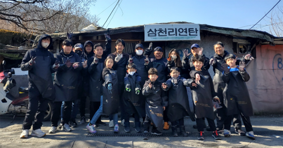 따뜻한 한반도 사랑의연탄나눔운동은 에너지 복지사업을 통해 나눔운동을 펼치는 비영리 단체로 기초생활수급자 및 저소득 계층에게 연탄 나눔을 진행하고 있다. ⓒ 올림플래닛