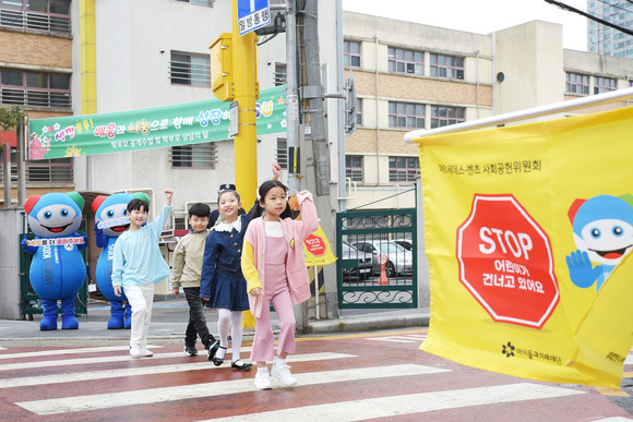 메르세데스-벤츠 사회공헌위원회는 녹색어머니 중앙회와 함께 서울 이수초등학교에서 교통 지도 활동을 실시했다. ⓒ 메르세데스-벤츠 코리아