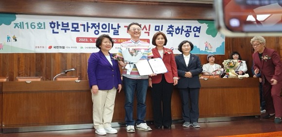 개그맨 출신 권영찬 커넬대 한국캠퍼스 상담학과 교수가 9년간 한 부모 가정을 위해 헌신한 공로를 인정받아 여성가족부 장관상을 수상했다. ⓒ 커넬대학교