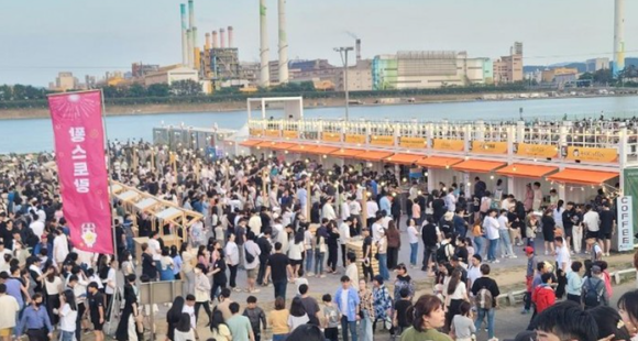 '2023 포항국제불빛 축제' 를 맞아 전국에서 많은 관광객들이 포항을 찾으면서 행사장이 발디딜틈조차 없이 사람들로 빼곡하다. = 김진호 기자