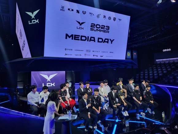 1일 서울 종로구 롤파크에서 열린 LCK 서머 미디어데이에서 배성웅 T1 감독이 기자들의 질문에 답하고 있다. = 박지혜 기자