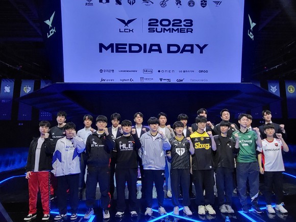 리그 오브 레전드 챔피언스 코리아(LCK) 서머 시즌에 참가하는 10개팀 감독과 선수들이 1일 서울 종로구 LCK 아레나에서 열린 미디어데이에서 포즈를 취하고 있다. = 박지혜 기자