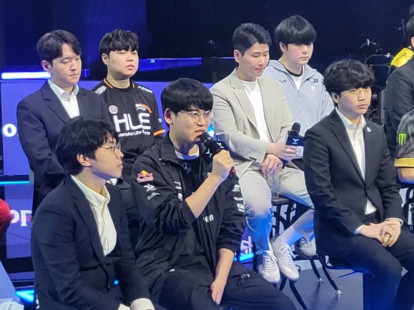 1일 서울 종로구 롤파크에서 열린 LCK 서머 미디어데이에서 T1의 구마유시 선수가 기자들의 질문에 답하고 있다. = 박지혜 기자
