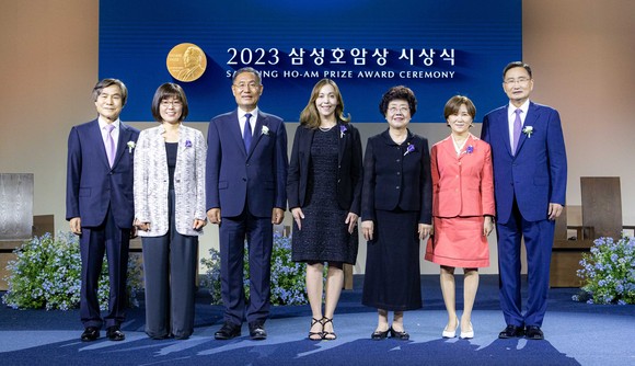 삼성호암상 수상자들이 1일 서울신라호텔 다이너스티홀에서 열린 '2023 삼성호암상 시상식'에서 기념 촬영을 하고 있다. ⓒ 호암재단