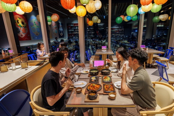 롯데관광개발은 제주 드림타워 복합리조트 내 그랜드 하얏트 제주의 38층 '포차'가 옛 길거리 포장마차의 향수를 담은 정통 포장마차 신메뉴 9종을 출시한다. © 롯데관광개발