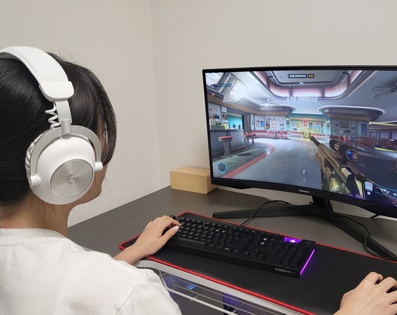 PRO X 2 LIGHTSPEED를 착용하고 FPS 게임 '오버워치'를 플레이하고 있는 모습. = 박지혜 기자