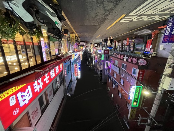 건대 상권이 과거 영광을 되찾지 못하고 있다. 유커 관광객들을 비롯한 2030 관심이 성수동, 잠실역 인근 상권으로 쏠리면서다. 사진은 건대 인근 양꼬치 거리. = 김수현 기자