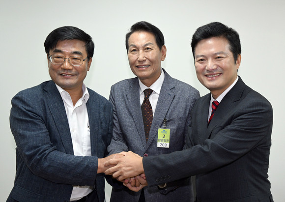 서울 강서구청장 보궐선거 국민의힘 예비후보인 김태우 전 강서구청장(오른쪽부터), 김용성 전 서울시의원, 김진선 강서병 당협위원장이 11일 국회에서 당 공천관리위원회 면접을 기다리고 있다. ⓒ 연합뉴스