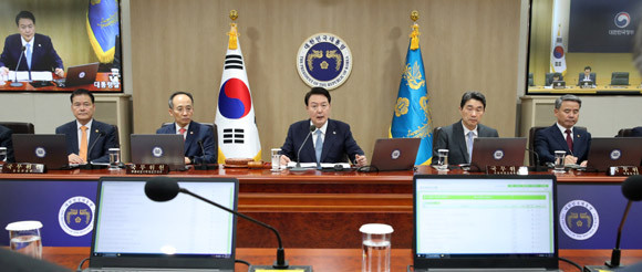 윤 대통령이 국무회의에서 언급한"'군사적 침략을 받은 나라도 적극 도와야 한다"는 것은 우크라이나를 의미하는 것으로 보인다. ⓒ 연합뉴스