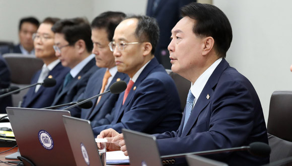 윤 대통령은 국무회의에서 이번 순방 성과를 공유하고, 순방에서 합의 도출된 내용을 적극 추진해야 한다고 했다. ⓒ 연합뉴스