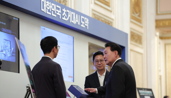 윤 대통령은 회의에 앞서 별도로 설치된 부스를 방문해 △대규모 언어모델 기반의 보고서 초안 작성 △장애인 대상 시각 보조 서비스 △화장품 패키징 디자인 창작 등 국내 기업이 개발한 초거대 AI 서비스를 직접 살표보고 기업 관계자와 개발자들을 격려했다. ⓒ 연합뉴스