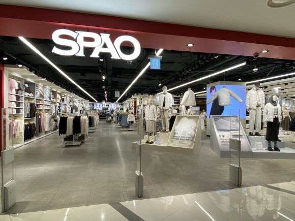 이랜드월드에서 운영하는 글로벌 SPA 브랜드 스파오가 모델 매장인 '스파오 타임스퀘어점'을 새롭게 리뉴얼해 선보였다. © 이랜드월드