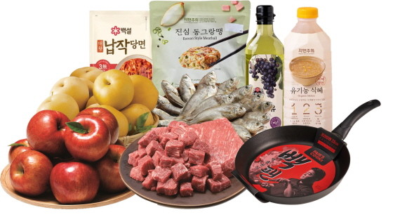 이마트가 추석을 앞두고 성묘객과 연휴 여행객 등 미리 차례상을 준비하는 고객들을 대상으로 명절 상차림 할인전을 진행한다. © 이마트
