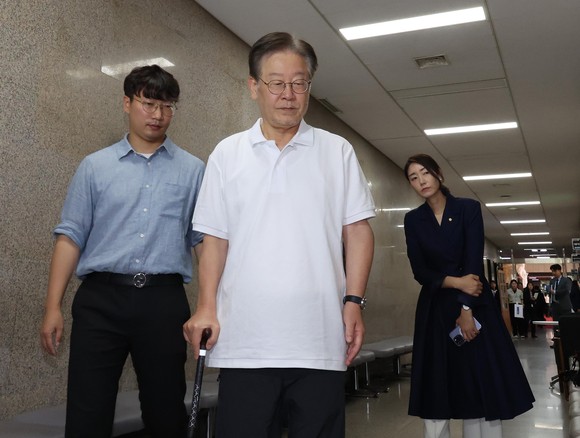 '단식 15일차' 이재명 더불어민주당 대표가 14일 국회 당대표실 앞을 걸어가고 있다. ⓒ 연합뉴스