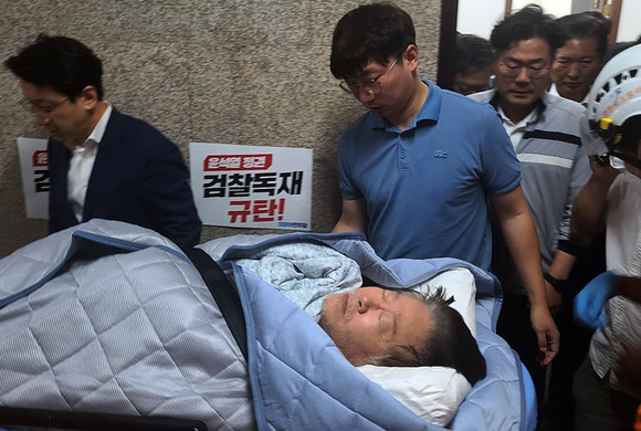 단식 중이던 이재명 더불어민주당 대표가 18일 건강 악화로 국회에서 병원으로 후송되고 있다. ⓒ 연합뉴스