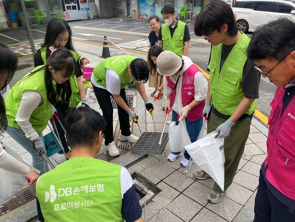 DB손해보험 임직원 및 가족 60여명이 환경정화 봉사활동을 지난 16일 실시했다. ⓒ DB손해보험
