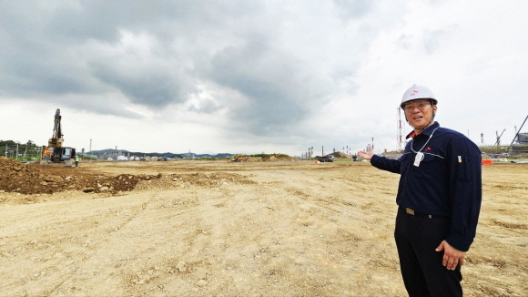 지난 13일 울산 남구 SK지오센트릭 울산ARC 부지에서 관계자가 2025년 준공할 세계 첫 폐플라스틱 재활용 복합공장인 울산ARC에 대해 소개하고 있다. ⓒ SK이노베이션