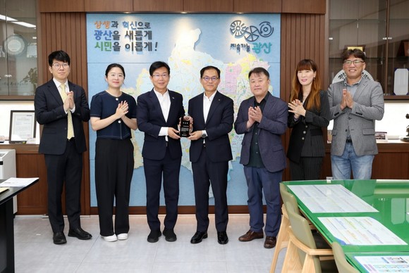 18일 박병규 광산구청장이 한국산업은행 김영식 광주지점장에게 감사패를 전달했다. (사진 왼쪽부터) 한국산업은행 박수일 기업금융2팀장, 김유민 대리, 박병규 광산구청장, 김영식 지점장, 문만수 시민생활국장, 이명진 주차정책팀장, 김동헌 보좌관. ⓒ 프라임경제