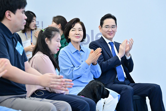 19일 삼성화재 안내견학교에서 열린 안내견 30주년 기념 행사에 참석한 (오른쪽부터) 이재용 삼성전자 회장, 홍라희 前 삼성미술관 리움 관장, 시각장애인 파트너들의 모습. ⓒ 삼성