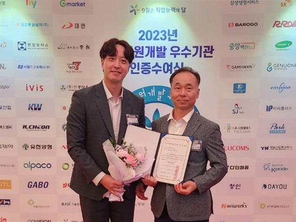 지난 19일 서울 더 플라자 호텔에서 열린 '2023년도 인적자원개발 우수기관 인증 수여식'에서 kt cs 관계자들이 기념촬영을 하고 있다. ⓒ kt cs