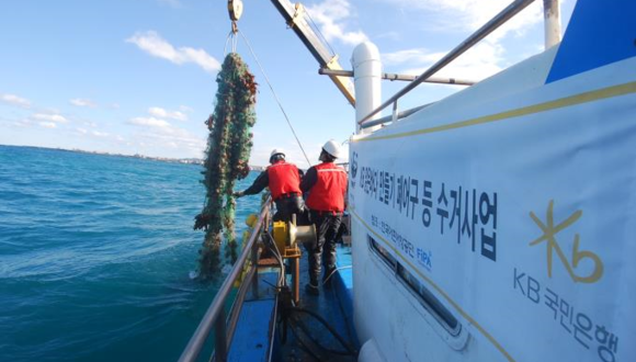 제주도 인근해역 폐어구 수거 모습. ⓒ 어촌어항공단
