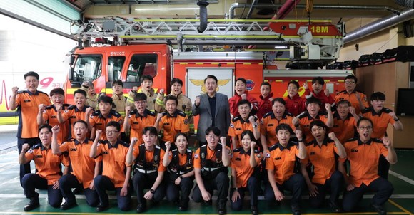 윤석열 대통령이 추석 연휴인 30일 서울 중부소방서를 찾아 출동 대기 중인 소방관들을 격려 후 단체 기념촬영을 하고 있다. ⓒ 소방청