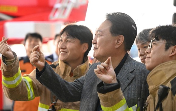 윤석열 대통령이 추석 연휴인 30일 서울 중부소방서를 찾아 출동 대기 중인 소방관들을 격려한 뒤 기념 촬영하고 있다. ⓒ 소방청