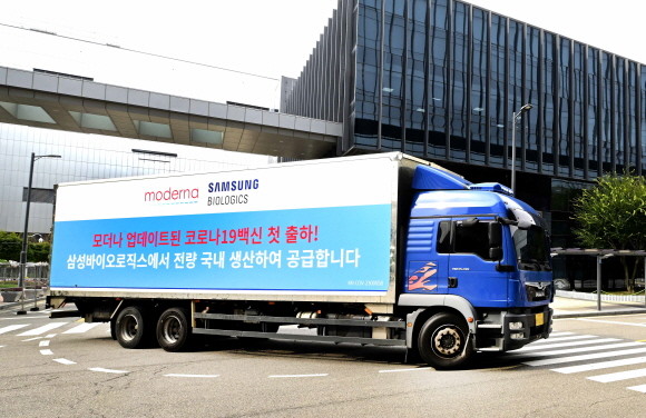 4일 오후 모더나의 코로나19 백신을 실은 백신 수송차량이 인천시 연수구 송도국제도시 삼성바이오로직스에서 평택에 위치한 질병관리청 창고로 향하고 있다. © 모더나