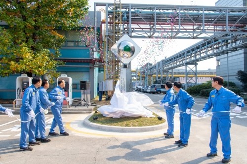 광양제철소가 직경 1.5미터, 높이 4미터 규모의 신(新)설비인의 탑을 건립하고 제막식을 열었다. ⓒ 광양제철소