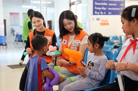제주항공이 열린의사회와 라오스 루앙프라방에서 23번째 의료봉사 활동을 펼쳤다. ⓒ 제주항공