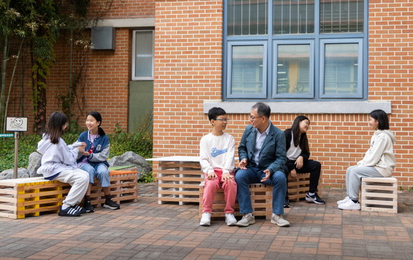 목동초등학교 교장 선생님과 학생들. ⓒ 볼보자동차코리아