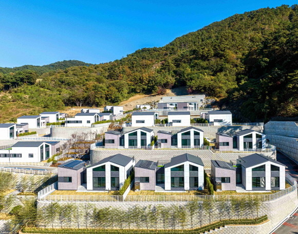DL이앤씨가 전남 구례군 산동면에 준공한 국내 최초 "타운형 모듈러 단독주택 단지'. Ⓒ DL이앤씨