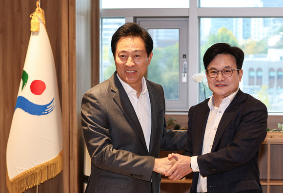 오세훈 서울시장(왼쪽)과 김병수 김포시장이 지난 6일 만나 '서울시 편입 방안' 등에 대해 논의했다. ⓒ 연합뉴스