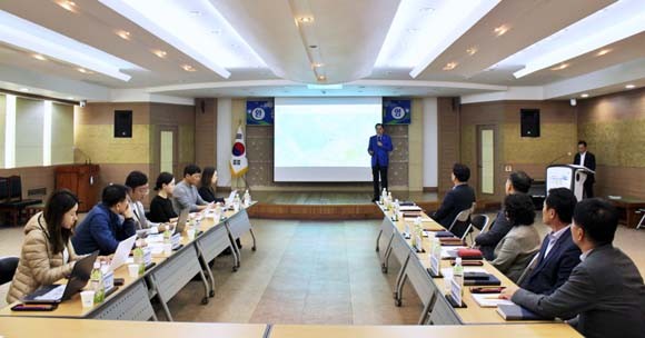 신 군수가 완도에 대한 설명과 함께 완도를 해양치유의 중심지가 될 수 있는 이유에 대해 설명하고 있다. = 김경태 기자