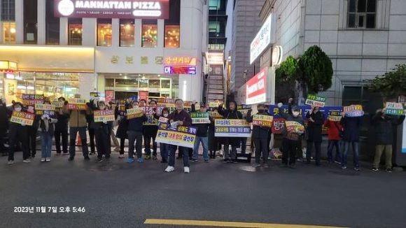 한국주식투자자연합회가 지난 7일 여의도 국민의힘 당사 앞에서 '모든 공매도 금지 촉구 촛불집회'를 진행했다. ⓒ 한국주식투자자연합회