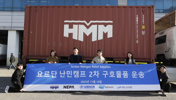'요르단 난민캠프 2차 구호물품 운송' 전달식에서 HMM을 비롯한 네파, 휴먼아시아 등 관계자들이 기념촬영을 하고 있다. ⓒ HMM