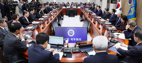 윤 대통령은 "저는 지난 국무회의에서 탁상행정이 아닌 현장의 목소리가 반영된 살아있는 정책을 만들 것을 당부했다"며 14일 주재한 국무회의에서 직접 둘러본 민생 현장에 대해 언급했다. .ⓒ 연합뉴스