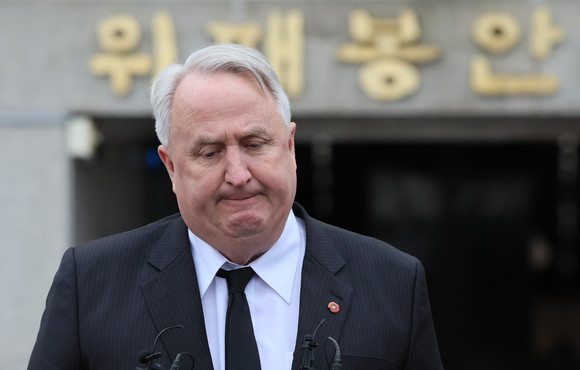 인요한 국민의힘 혁신위원장이 14일 오전 제주시 봉개동 4·3평화공원을 찾아 참배한 뒤 취재진과 질의응답하고 있다. ⓒ 연합뉴스