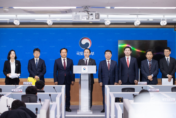 김오진 국토교통부 제1차관이 15일 정부세종청사에서 전국 5개 지구 8만호 규모 신규택지 후보지를 발표하고 있다. ⓒ 연합뉴스