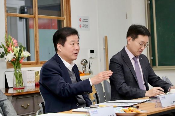 현장 의견 청취하는 강석진 중소벤처기업진흥공단 이사장 © 중소벤처기업진흥공단