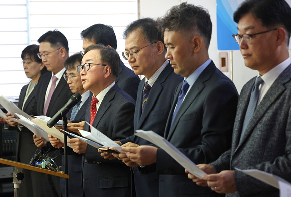 이동근 한국경영자총협회 상근부회장이 지난 15일 서울 마포구 경총회관에서 '노동조합법 개악 규탄 및 거부권 행사 건의 업종별단체 공동성명' 기자회견을 하고 있다. ⓒ 연합뉴스