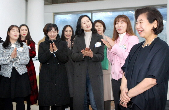 현정은 현대그룹 회장이 지난 17일 서울 소격동 아트선재센터에서 열린 여성리더십 프로그램에 참가해 그룹에서 선발한 20명의 여성리더들을 격려하고 소통하는 시간을 가졌다. ⓒ 현대그룹